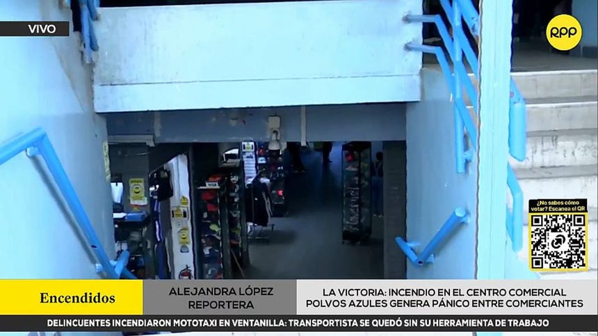 Bomberos controlaron incendio desatado en el centro comercial Polvos Azules