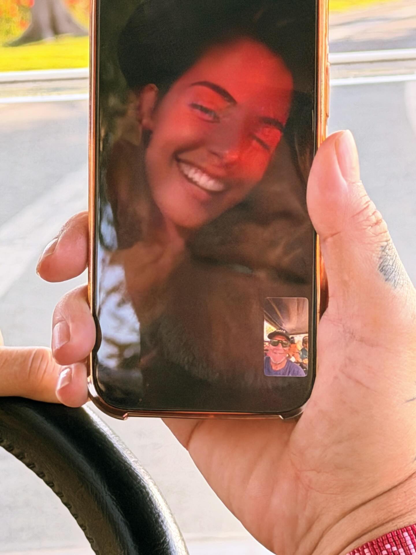 Alejandro Sanz y Stephanie Cayo aparecen en su primera foto juntos, aunque de manera virtual.