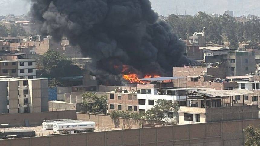 Alarma en SJL: incendio fuera de control consume almacén de la urbanización Campoy [VIDEO]