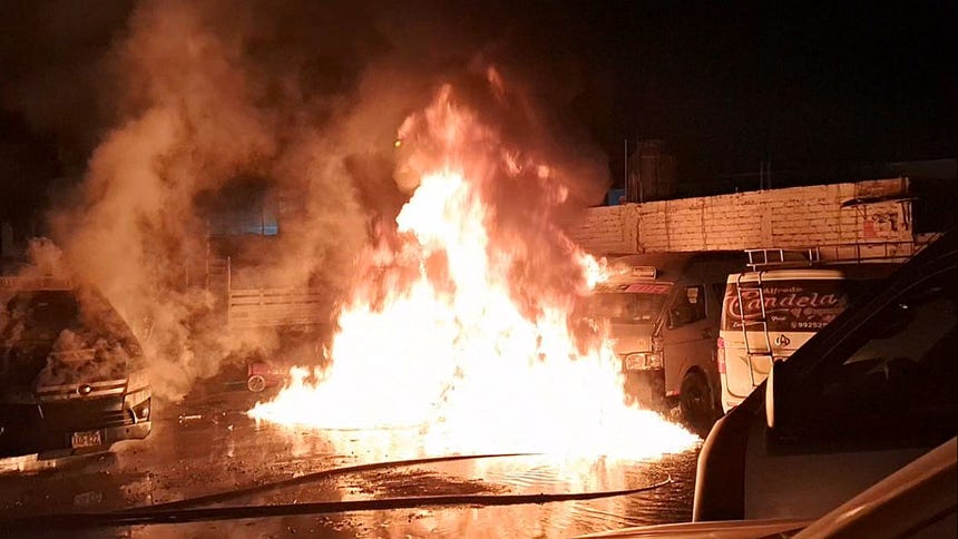 INCENDIO DESTRUIDO: Cochera en Independencia Arde con 14 Vehículos