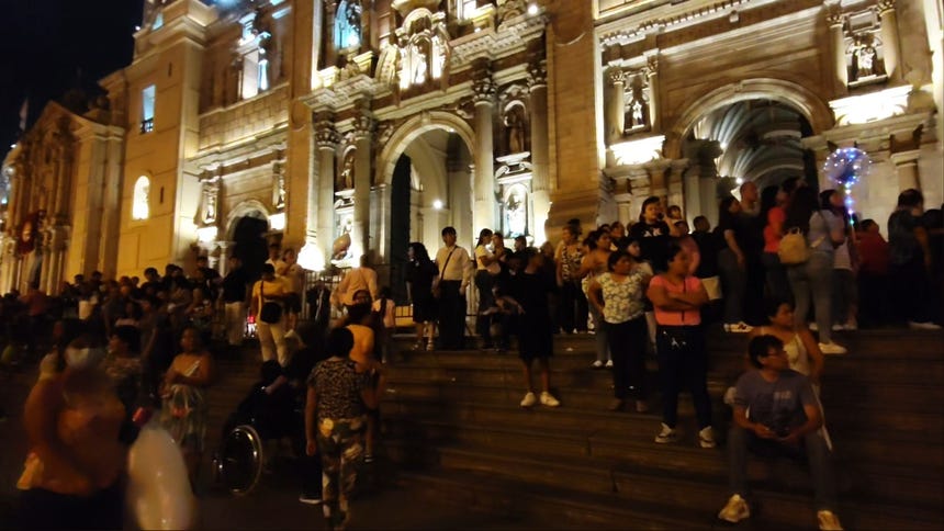 Incidentes durante recorrido de iglesias: reportan discusiones, desmayos y una alarma por la falla de un balón de gas