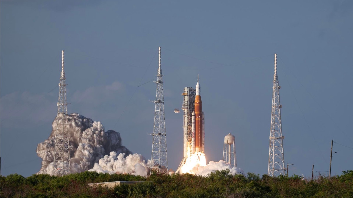 La primera misión tripulada con destino a la Luna desde el programa Apolo sigue su curso.