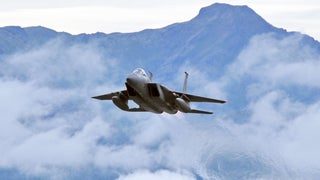 ¿Cómo EE.UU. rescató al copiloto del caza derribado en Irán y evitó ser capturado por Teherán?