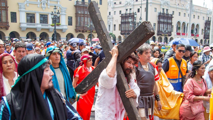 El 'Cristo Cholo' recorre las calles de Lima cargando la cruz para pedir paz en el mundo [FOTOS]