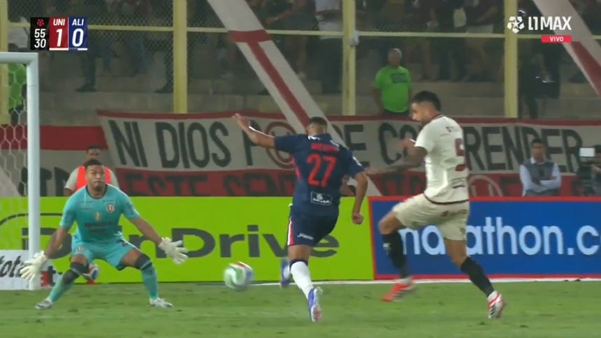 ¡Estaba solo! Kevin Quevedo se perdió un increíble gol en el Alianza vs. Universitario [VIDEO]