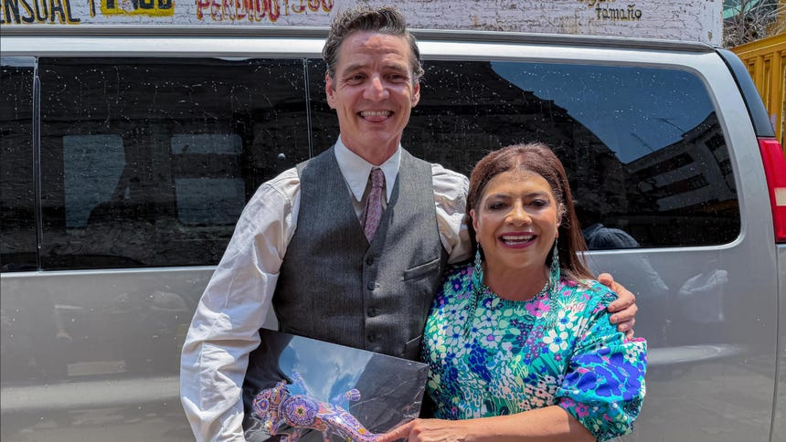 Pedro Pascal filma en Ciudad de México y la alcaldesa le entrega un regalo por su cumpleaños