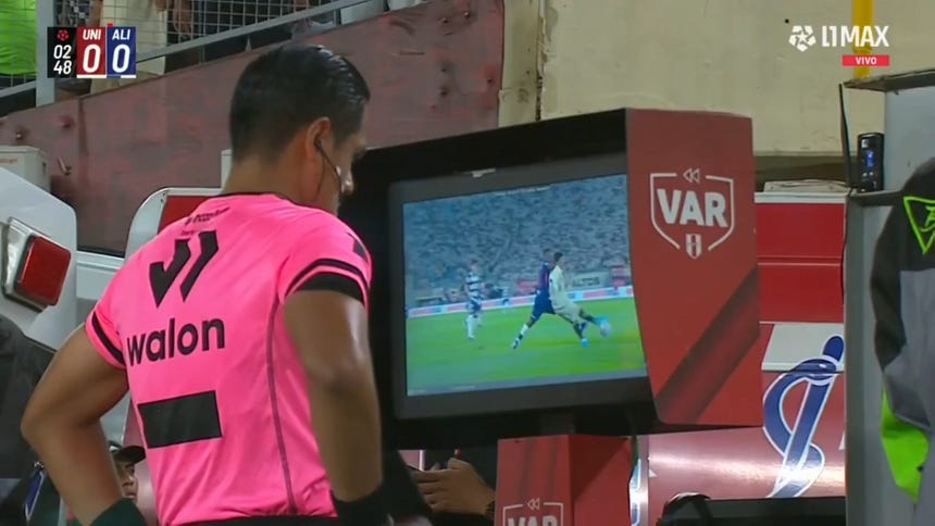 Luis Advíncula fue expulsado, pero tras revisión del VAR el árbitro Jordi Espinoza le mostró la tarjeta amarilla [VIDEO]