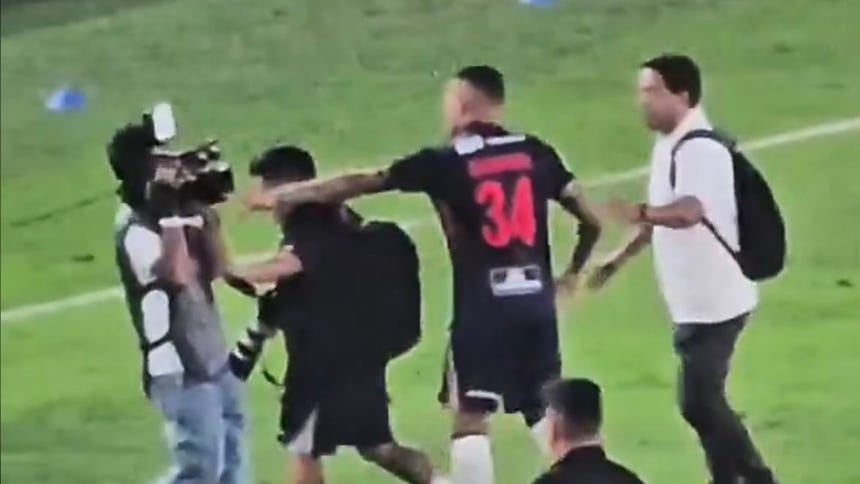 Paolo Guerrero tuvo un altercado con camarógrafo tras perder el Clásico ante Universitario [VIDEO]