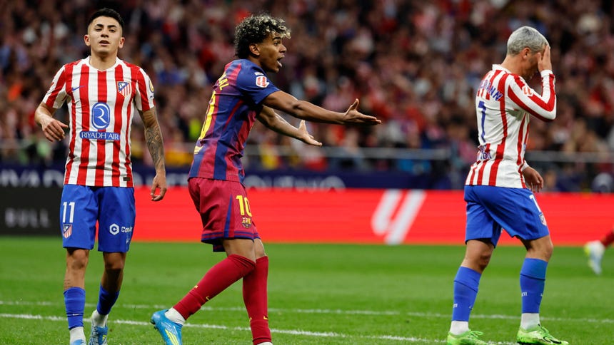 Lamine Yamal terminó molestó, pese a victoria del Barcelona ante el Atlético, y Hansi Flick respondió