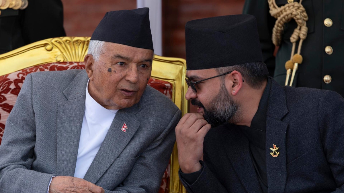 El presidente de Nepal, Ram Chandra Paudel (izquierda), conversa con el primer ministro de Nepal, Balendra Shah (derecha), durante una ceremonia celebrada en la oficina presidencial de Katmandú, Nepal, el 5 de abril de 2026. Dol Prasad Aryal, vicepresidente del Partido Rastriya Swatantra (RSP), ha sido elegido décimo presidente de la Cámara Federal de Representantes de Nepal.
