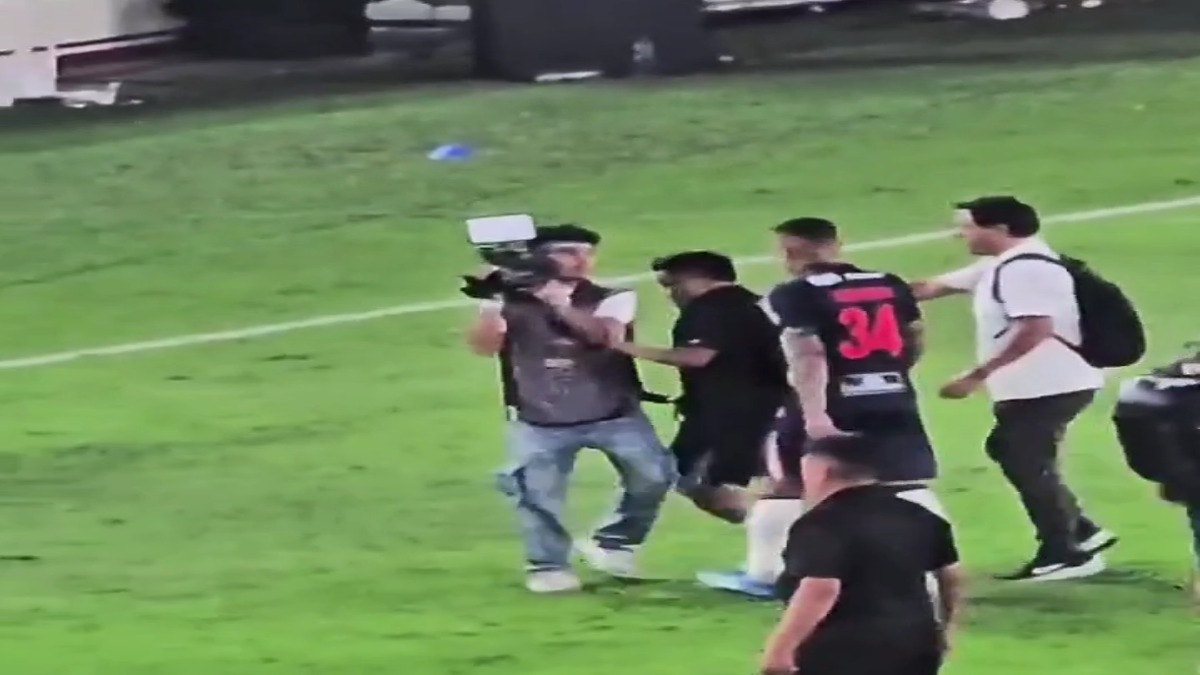 Así fue el incidente de Paolo Guerrero con el camarógrafo.