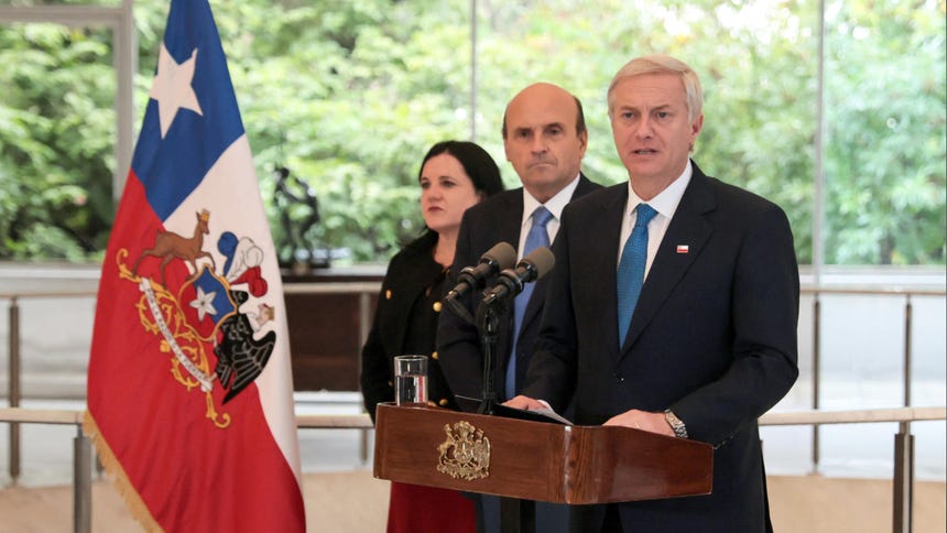 Kast asegura que avanza en expulsión de migrantes de Chile e insiste en crear corredor humanitario por Perú