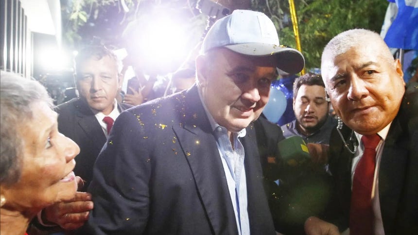 Elecciones 2026: López Aliaga ofrece servicio militar con sueldo mínimo y Beca 18