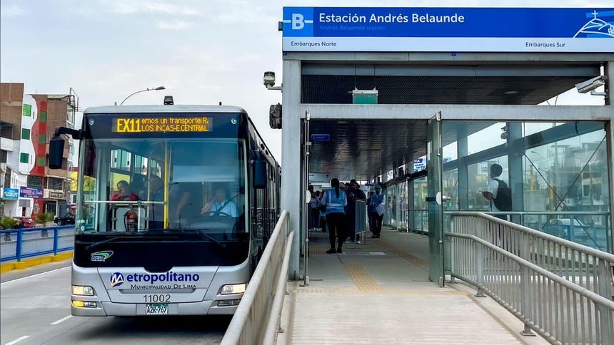 ATU firmó contrato clave para modernizar el Metropolitano y renovar su flota