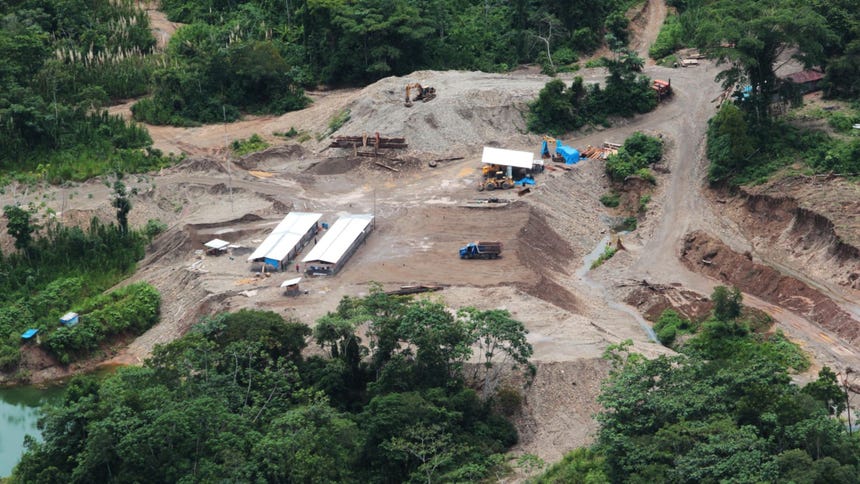 Peruanos perciben a la minería ilegal como la actividad ilícita que más dinero mueve en el país, según estudio