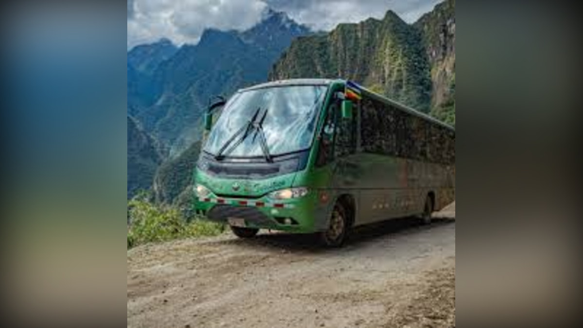 Los buses deberán cumplir estándares técnicos específicos: categoría M3 clase tres, máximo treinta y tres asientos, norma de emisiones Euro seis, GPS y seguro adicional al SOAT.