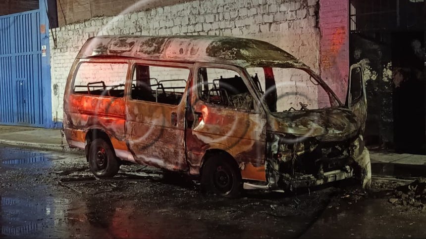 ¿Otro atentado contra transportistas? Una combi se incendió en plena vía pública en el Callao [VIDEO]