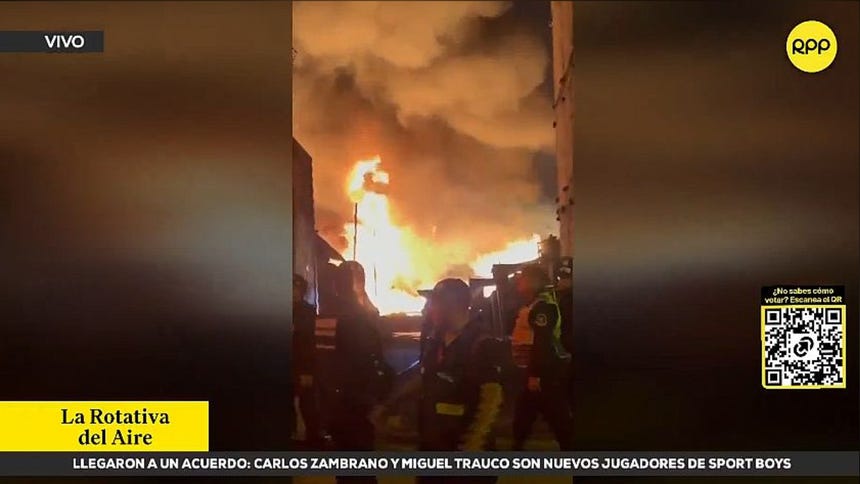 Bomberos controlaron incendio de gran magnitud en almacén de reciclaje de Puente Piedra