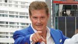David Hasselhoff reaparece irreconocible tras cirugías y es visto caminando con bastones