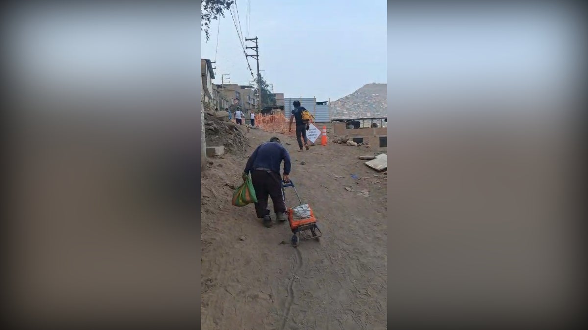 Axel indica que la Municipalidad de Villa María del Triunfo se habría comprometido con los vecinos a realizar un muro de contención pero hasta ahora no ven la obra culminada. 