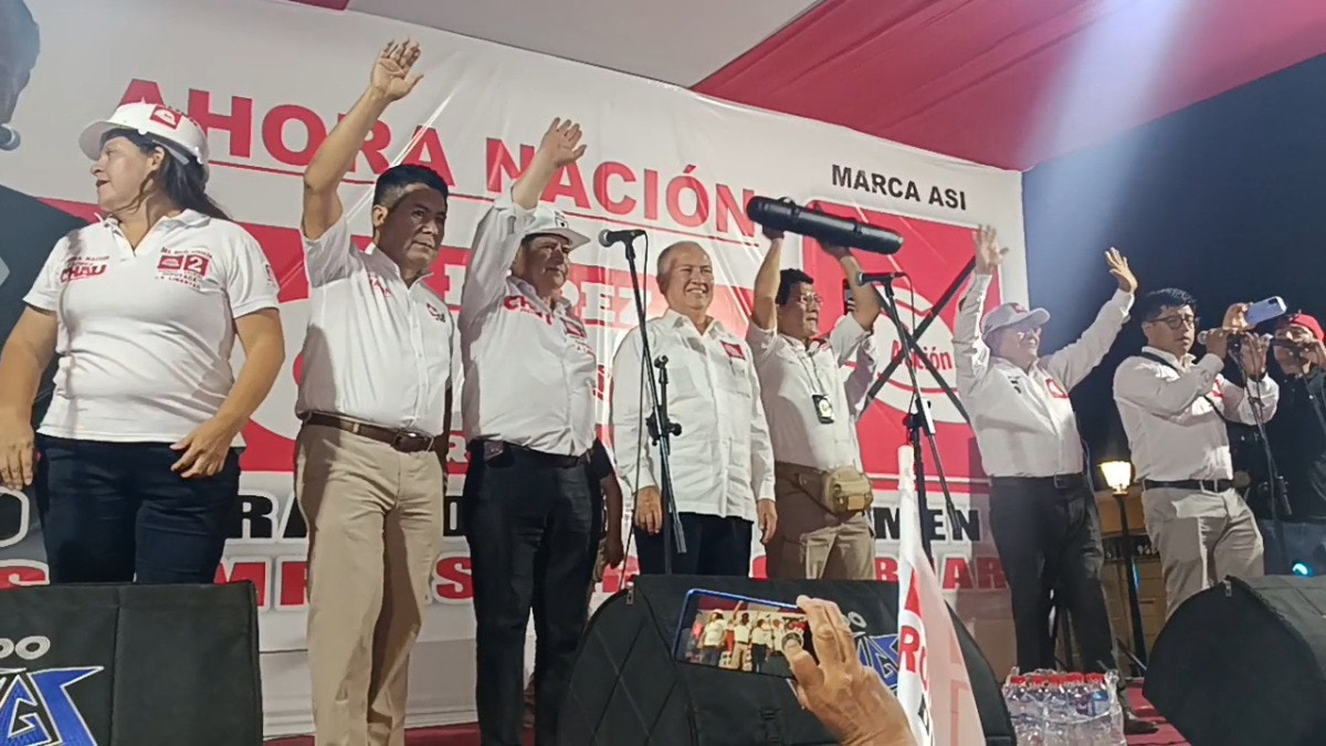 El candidato Alfonso López Chau llegó a Trujillo, en la región La Libertad, para un mitin en la plazuela el Recreo. 