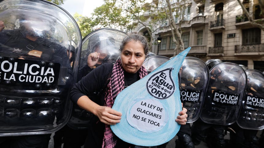 Una provincia de Argentina presenta un amparo contra la reforma de la ley de glaciares impulsada por Javier Milei