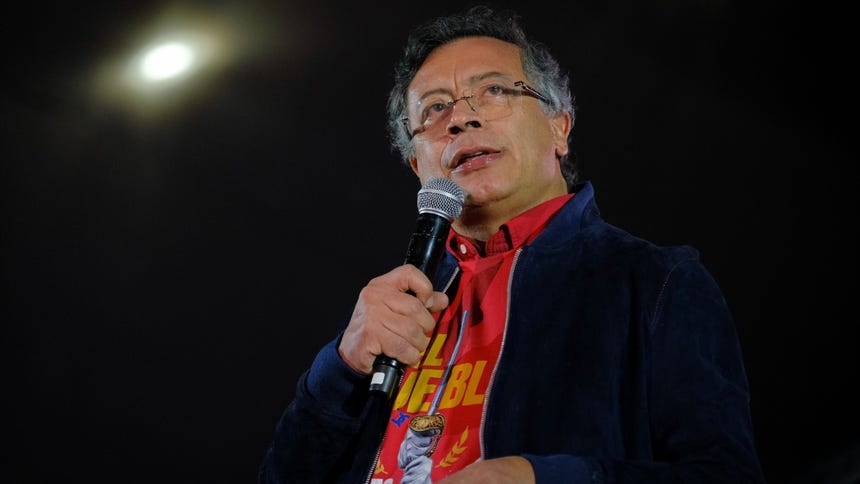 Colombia elevará del 30 % al 100 % los aranceles a las importaciones de Ecuador