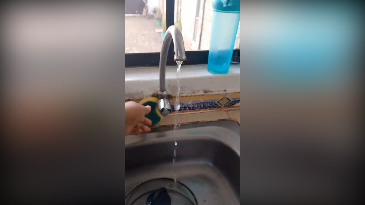 Verónica hace un llamado a las autoridades de Sedapal para que puedan ir al lugar y realizar una inspección. 