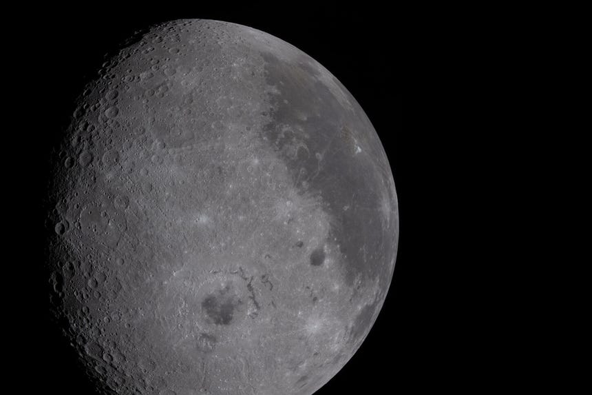 Fotografía cedida por la NASA de una imagen de más de dos tercios de la Luna, realizada por la tripulación de la misión Artemis II .