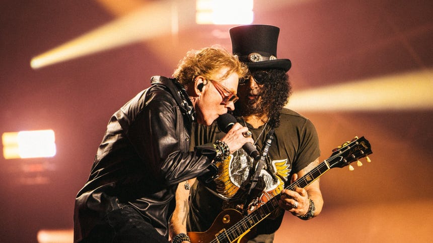 Slash golpeó accidentalmente a Axl Rose en el rostro con su guitarra durante un concierto en Brasil [VIDEO]
