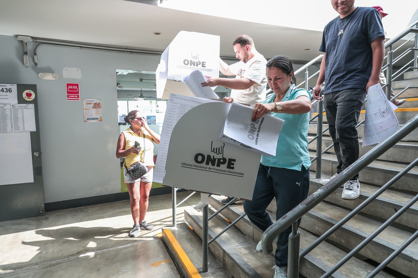 Largas filas se formaron desde la madrugada en diversos centros de votación, mientras ciudadanos aguardaban el inicio del proceso electoral en medio de reclamos por la demora.