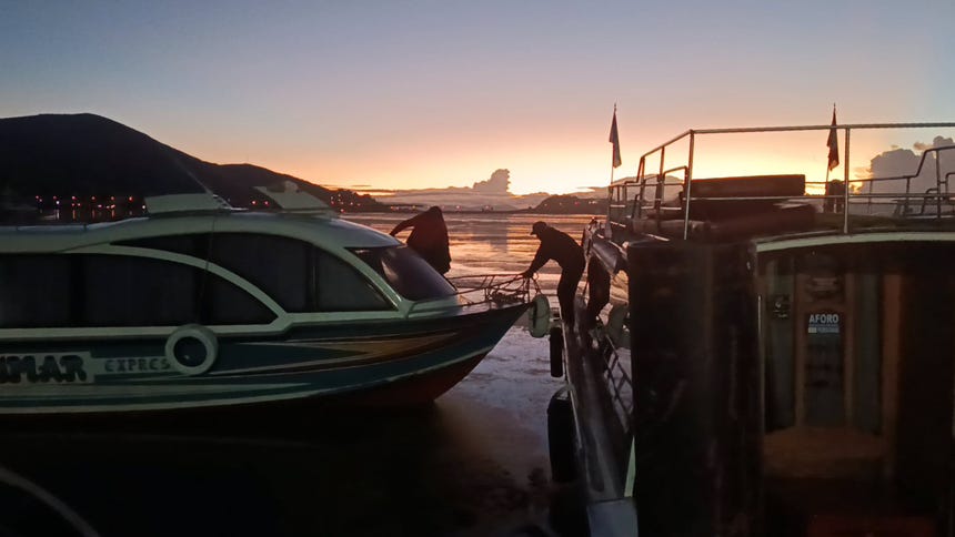 Ciudadanos en puerto Muelle abordan lanchas desde las primeras horas de la mañana para ir a votar en la ciudad de Puno