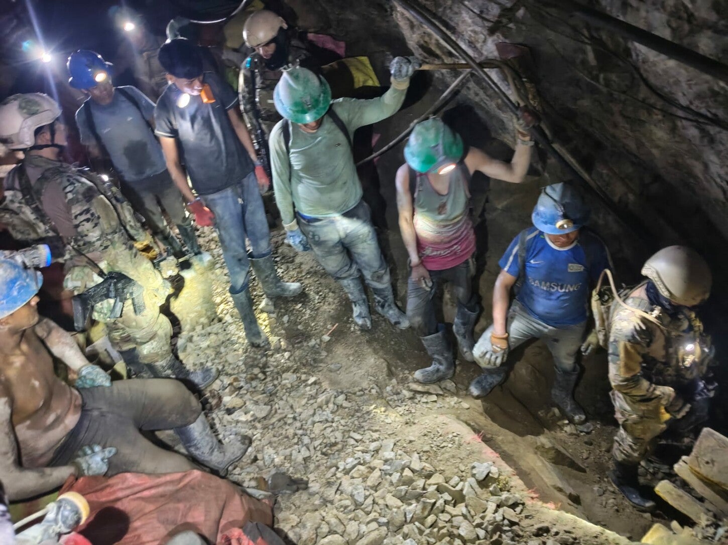 Imagen proporcionada por el Comando Unificado Pataz en las que aparecen los mineros tras el rescate. Imagen proporcionada por el Comando Unificado Pataz en las que aparecen los mineros tras el rescate.