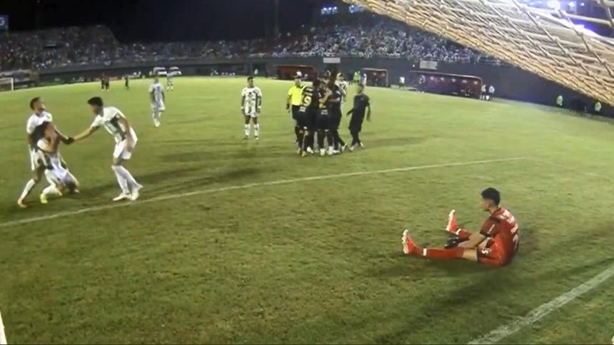 Nadie lo podía creer: el insólito blooper en penal que terminó en gol para Olimpia en la liga paraguaya [VIDEO]