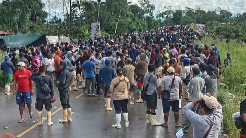 Madre de Dios: ataque armado a operativo contra minería ilegal deja vehículos policiales volcados