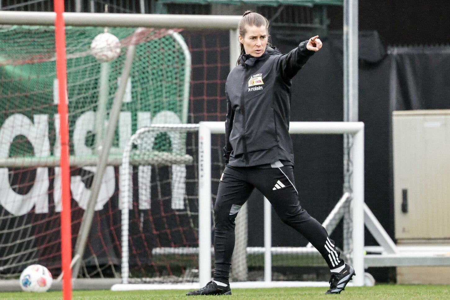 Tras el calentamiento, en el que Eta actúo como observadora, se encargó del resto del entrenamiento con el diseño de ejercicios e instrucciones efusivas y constantes hacia los jugadores. Tras el calentamiento, en el que Eta actúo como observadora, se encargó del resto del entrenamiento con el diseño de ejercicios e instrucciones efusivas y constantes hacia los jugadores.