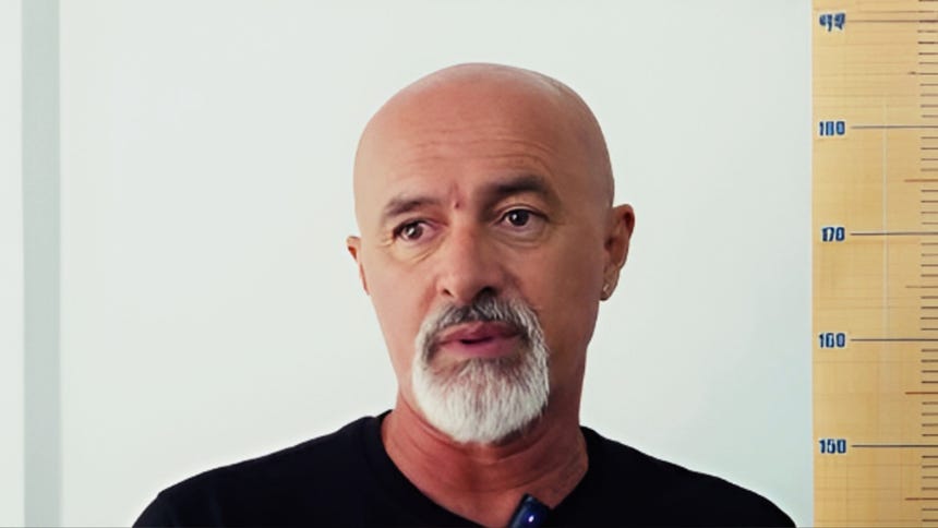 Carlos Alcántara es captado recibiendo a misteriosa mujer en su casa, revela Magaly TV