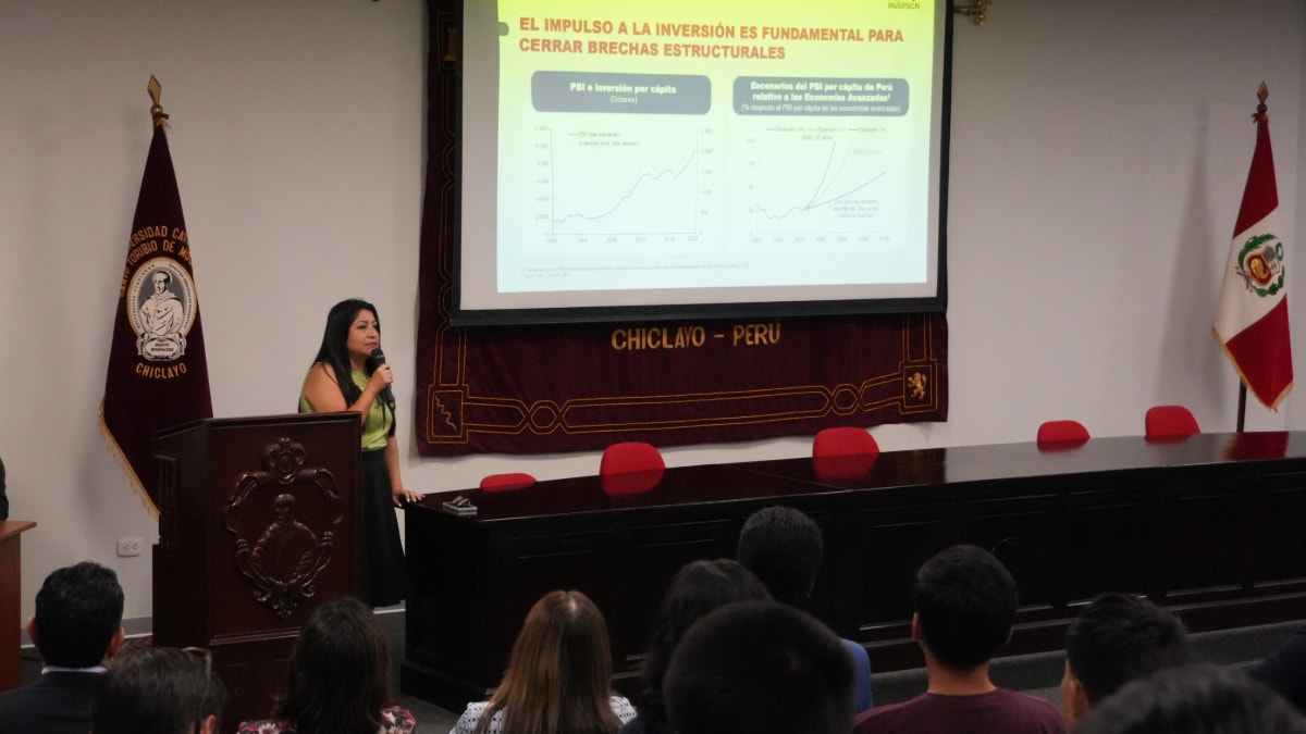 Denisse Miralles expuso ante estudiantes de la USAT sobre los principales desafíos de infraestructura y gestión de inversiones en el país.