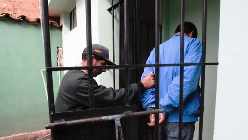 Detienen a presuntos integrantes de 'Los Pulpos' en vehículo utilizado en acto de sicariato