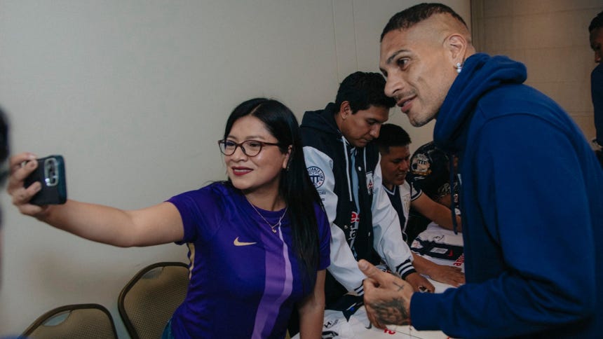 Buen ambiente: jugadores de Alianza Lima reciben el cariño de sus hinchas tras triunfo ante ADT