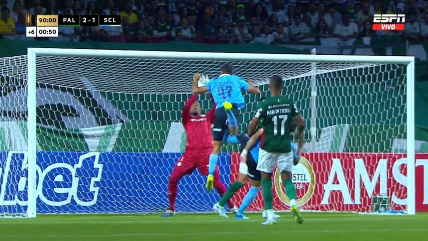 ¡Pudo ser el empate! La monumental atajada del arquero de Palmeiras tras potente cabezazo de Mateo Rodríguez de Cristal [VIDEO]