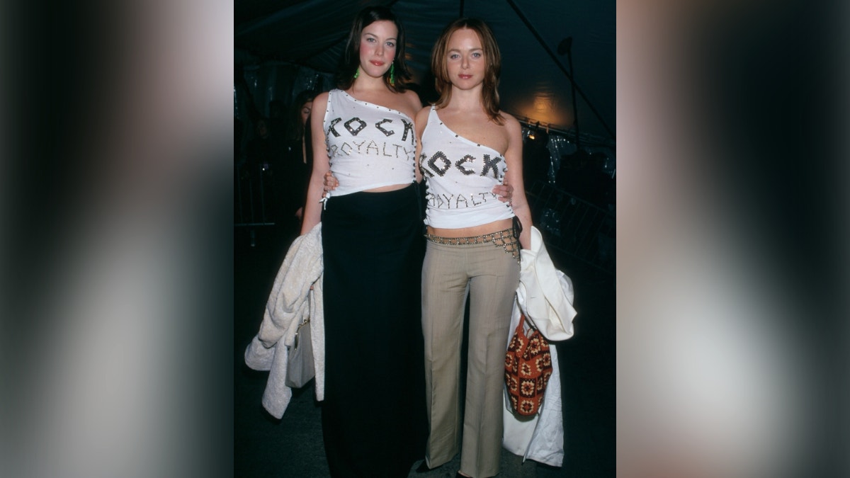 Liv Tyler y Stella McCartney en la MET Gala en el año 1999, marcando un antes y un después en una alfombra roja.