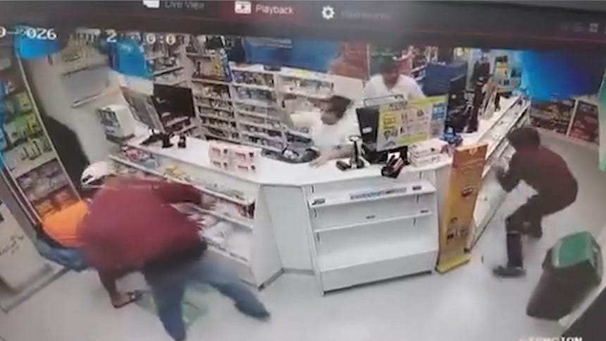 Trujillo: cuatro hombres ingresan a una farmacia y se roban diversos productos de aseo