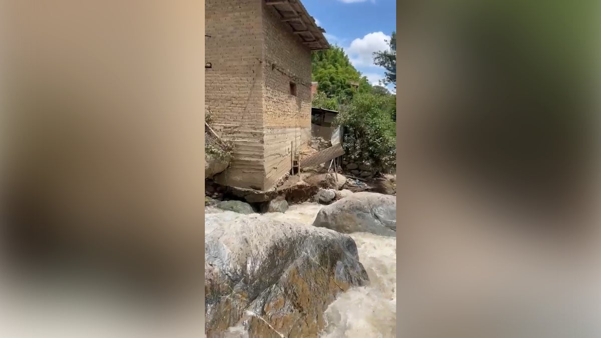 El caudal del río ha aumetado y llegó a casas de esta zona de Piura