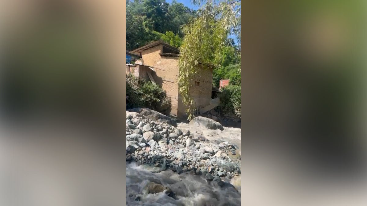 Los pobladores de Los Ranchos temen por su vida y que sus viviendas se caigan