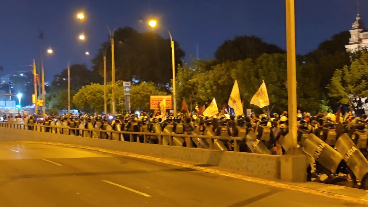 Estudiantes marchan por las calles del Centro de Lima exigiendo que se respete el derecho al medio pasaje