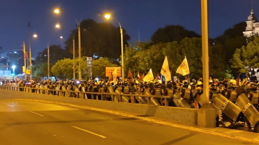 Estudiantes universitarios marchan por las calles del Centro de Lima exigiendo que se respete el derecho al medio pasaje