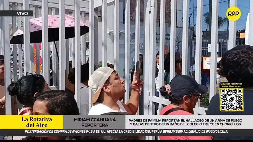 Padres de familia reportan que un arma de fuego y balas fueron halladas dentro del baño de un colegio en Chorrillos