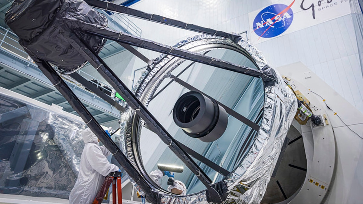 El telescopio Roman en proceso de ensamblaje en las instalaciones de la NASA.
