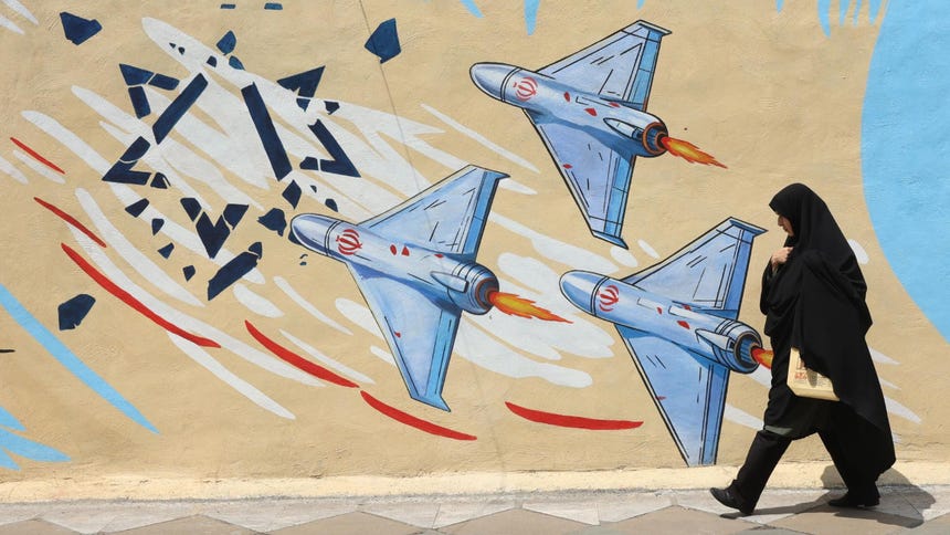 Teherán activa sus defensas aéreas, informan medios iraníes